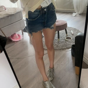 Short - Jätte snygga jeans short, helt oanvända med lapp kvar! Köparen står för frakt 