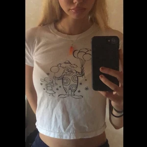 Babytee  - Säljer nu min vita gulliga ”clown” babytee!! Älskar denna så mycket men nu måste den ha en ny ägare💓Den är köpt här på plick för ett bra tag sedan men säljer den nu för att den inte kommer till lika mycket användning🥰