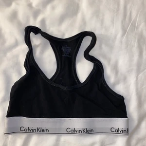 Calvin Klein BH - En svart CK bh i storlek M men är mer som en S. Använd 1-2 gånger och säjer på grund av för liten. Frakt tillkommer!!