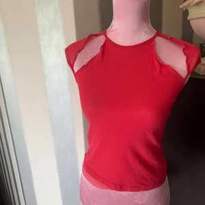 Topp - Tum fin topp med sexiga detaljer. 