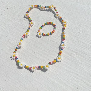 Blomsmycken - Fotlänkar, armband, ringar och halsband. Alla fyllda med blommor. Vi pärlar smyckena själva, fler färger finns att välja mellan💕 halsband 80 kr, armband 50 kr, ring 20 kr, fotlänkar 60 kr + 15 kr frakt☺️💕🌼