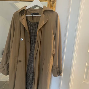 Kappa från zara  - Kappa från zara, köpt för ca 2 år sedan. Har en liten svart fläck på baksida höger arm (se sista bilden) annars i bra skick! 