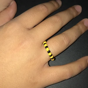 Bee🐝mönster på ring🥰😍 - Fin ring liknar ett bee🐝☺️ganska stretchig