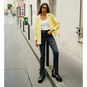 Zara jeans  - Jeans från zara har insett efter 1 användning att de är lite för små för mig. Kan tänka mig byta mot en 36a. ”High Rise slim flare”