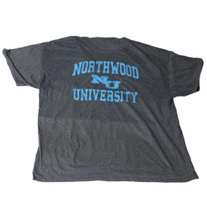 Northwoos University - Vintage T-shirt - En riktigt fin mörkgrå tröja med ett ljusblått tryck från det kända universitet i Northwood, USA. Är perfekt för dig som gillar lite tidigt 00-tal eller sent 90-tal. Thriftad på valeries thrift store.