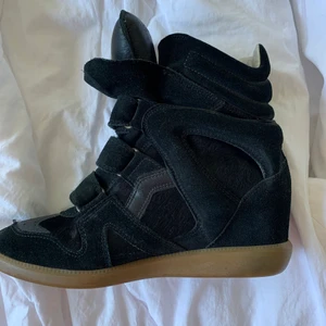 Isabel marant skor!🖤 - Dom klassiska Isabel marant sneakersarna. Så fina och är i  bra skick. De är inte använda mycket alls då de inte passar mig. 