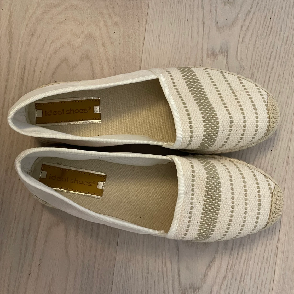 Oanvända skor (stlk 41 men passar en 40) - 90