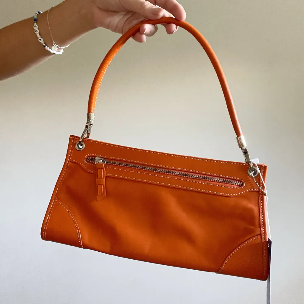 Säljer denna superfina väskan från märket Tods. Den är i en väldigt fin orange färg och passar till nästan allt. Den är rymlig och passar perfekt såhär till hösten. Använd sparsamt men är i bra skick. Om fler är intresserade blir det budgivning *Frakt tillkommer*. Väskor.