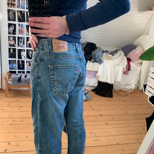 Vintage Levis jeans - Budgivning från 250 i kommentarerna (köp direkt för 400kr) 🌟⭐️⚡️. Jättesnygga lågmidjade vintage Levis jeans!! Jeansen är straight leg och långa i en kall blå färg. Modellen heter 506. Säljer då dem tyvärr är för stora för mig. (Jag är 170cm lång och brukar oftast ha strl 36 ibland 38 i zarajeans) Kan skicka fler bilder💘💘 
