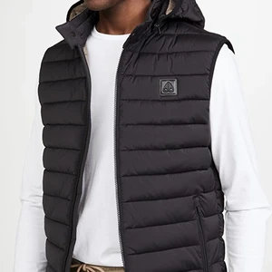 Moose Knuckels väst - En fräsch bäst från moose knuckles, condition 9/10 den är i princip ny då jag använde den ett fåtal gånger. Säljer för att jag vill köpa något annat, Kod finns för att scanna för att checka äktheten. Köpt för 2479kr. Bilder kan skickas vid intresse!