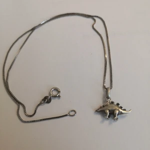 Silver halsband dinosaurie - Söt dinosaurie i silver, 925 stämpel. Aldrig använt. 