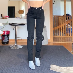 Svarta jeans från Zara - Svarta jeans från zara i storlek 32. Sälja för de är för tighta för mig som är en 34 i vanliga fall. Annars riktigt snygga. Anvönda 1 gång. Klippta nertill då dessa var i ”full lenght”. Även en slits på varje sida.