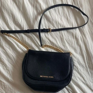 Michael Kors väska - Säljer min Michael kors väska för 500kr, ny pris ca 1500kr! Det är bara att fråga om fler bilder på den om man vill ha de!🤗🤗 (köparen står för frakten)  