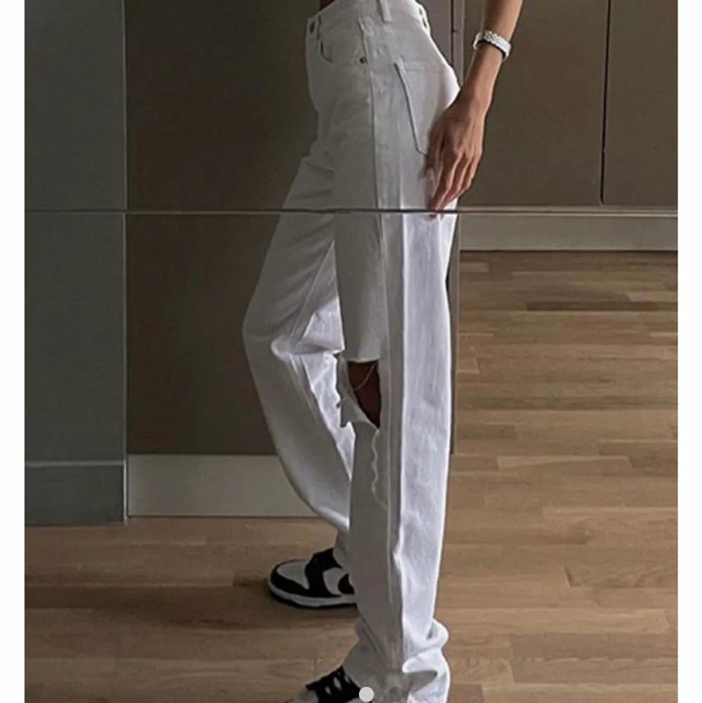 Lånade bilder!! Jättesnygga vita baggy jeans med hål! Säljer tyvärr pga att dom var för korta på mig som är runt 170❤️. Jeans & Byxor.
