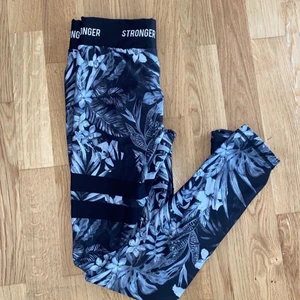 Från Stronger i storlek S - Använt byxorna en del men dom är i väldigt bra skick. Helt nya kostar dom 800 kr.