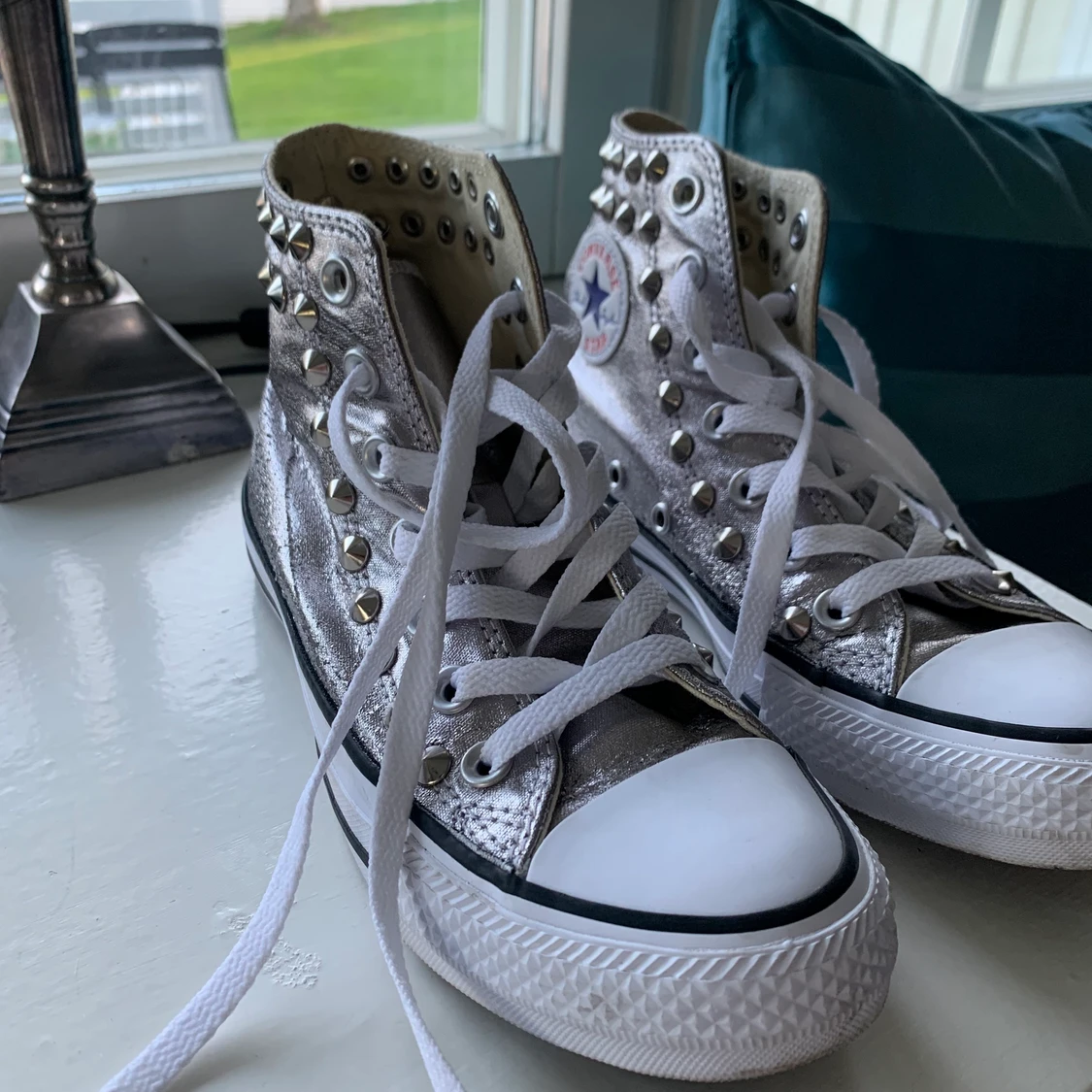 Silvriga Converse med nitar 