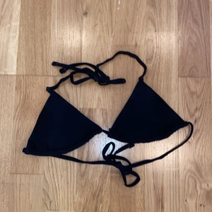 Storlek S - Helt ny och oanvänd därav aldrig testad då jag har en likadan! Beställde den i storlek S men den var för liten men den går att knyta baktill och ändra passformen som man vill👙