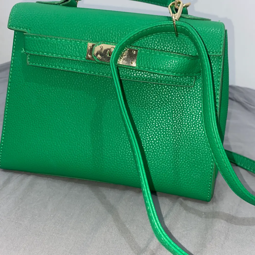 Beautiful green bag. Like a new. Väskor.