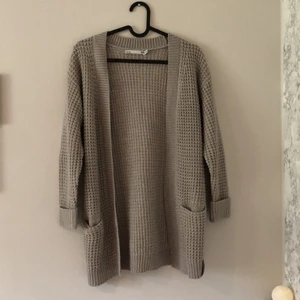 Grå/beige stickad kofta - Söker denna grå/beiga långa kofta från lager 157 i storlek 140 för att den inte kommer till användning längre💚 Säljer för 50kr + frakt✅💚