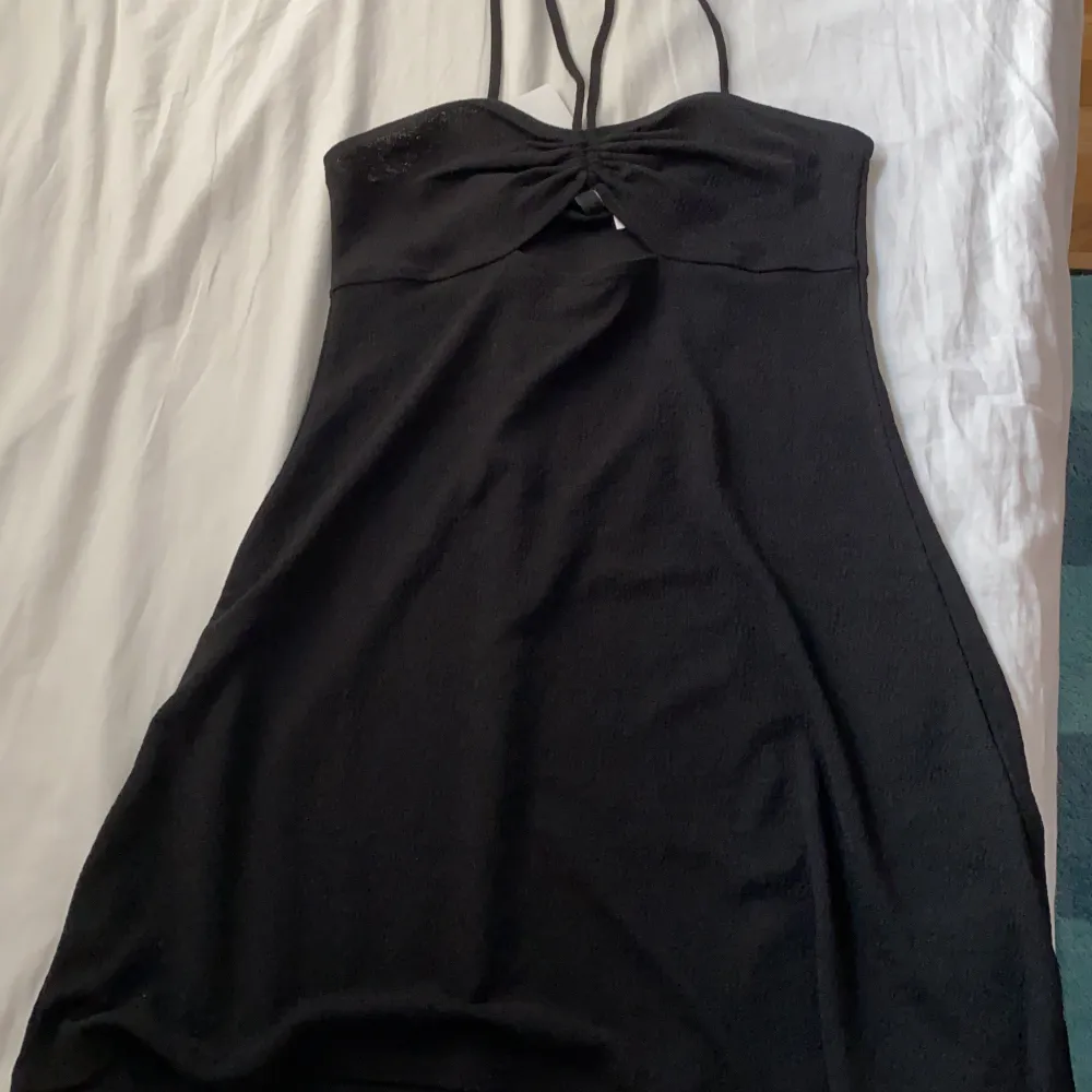Säljer den här jättefina helt oanvända svarta HM klänningen i storlek M. Prislappen grunna fortfarande kvar. Buda från 100 kr💗köparen står för frakten . Klänningar.