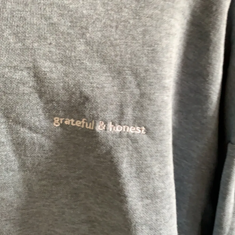 Jätte mysig och mjuk sweatshirt ifrån H&M. Text : greatful and honest. . Tröjor & Koftor.