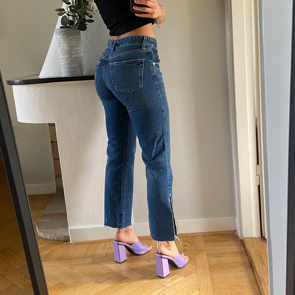Jeans från Zara i storlek 36 med en trendig slit på sidan, jag är 165cm lång :). Jeans & Byxor.