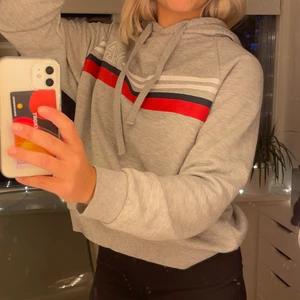 Hoodie - Grå hoodie bra skick💕 