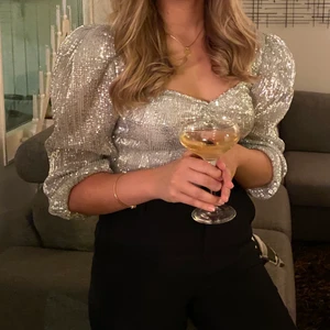 GLITTER TOPP - Superfin glittrig kort topp med puffärm! Använd två gånger & i väldigt fint skick! 499kr nypris 💕💕💕