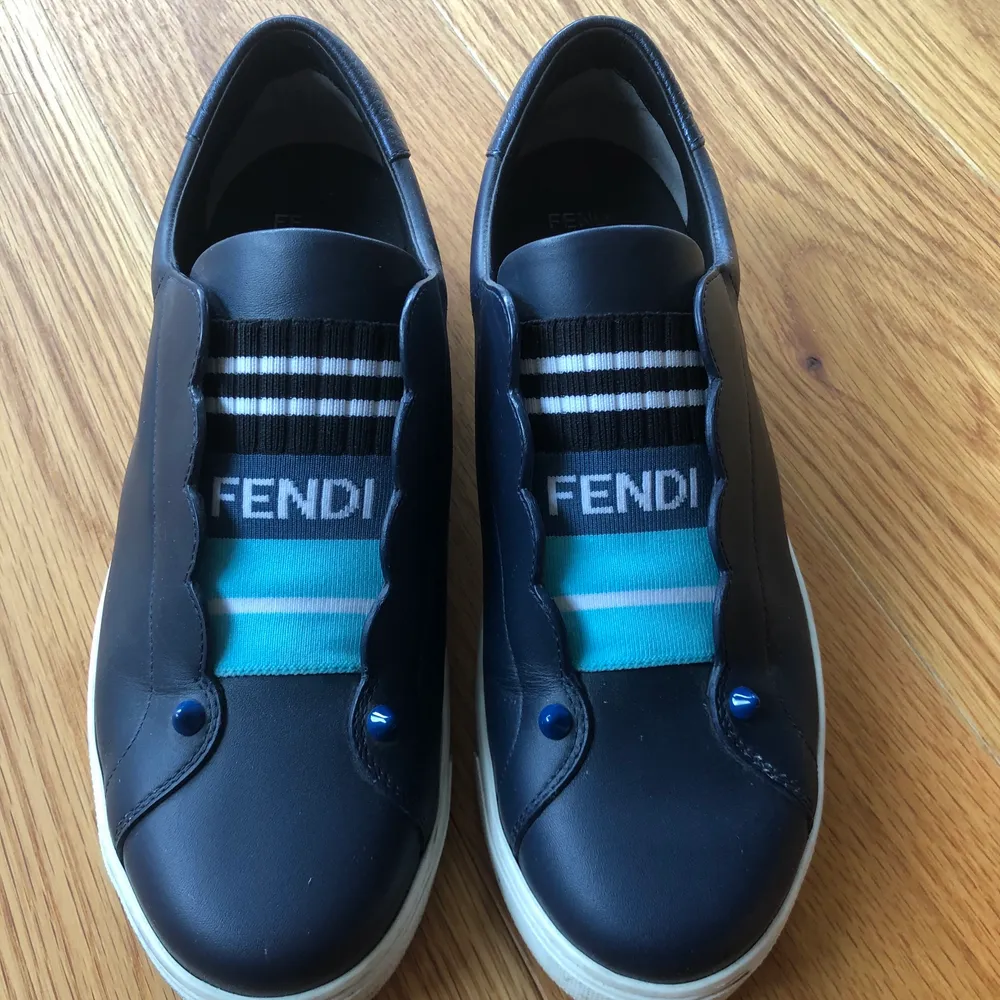 Säljer mina Fendi sneakers i storlek 39. De är köpta på Nathalie Schuterman i Stockholm för 6000 kr. Dem är i bra skick. 🦋. Skor.
