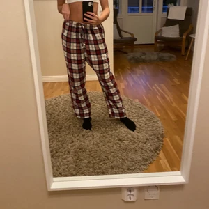 Rutiga pyjamasbyxor - Säljer mina pyjamasbyxor som jag köpte förra året! I jättefint skick och supersköna. De är i strl L, men passar mig som har typ S (drar åt dem i midjan och de faller jättefint). De passar även min kompis som normalt har L, men då drar han inte in dem i midjan. Köparen står för fraktkostnaden. Vill du ha det spårbart går det för 66kr!