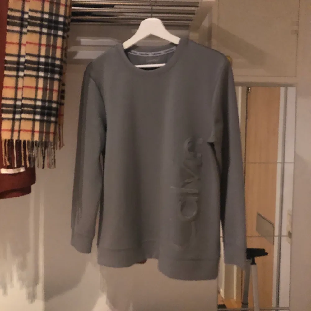 Great condition CK sweatshirt, wear only twice, almost new. Chest:108cm, length:68cm. Toppar.