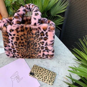 Rosa handväska  - En unik, mjuk handväska som är väldigt rymlig! Köpt i en liten butik i London, inte använt den sen dess✨💗 PM för mer bilder!!  