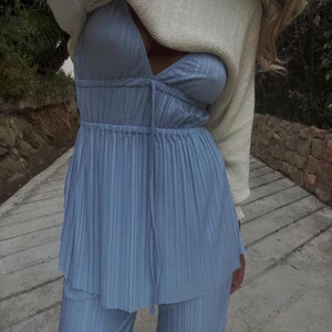 Zara plisserad topp - Ett blått linne i lite längre modell, plisserad i ett mjukt och nätt material.  Aldrig används och i helt perfekt skick 