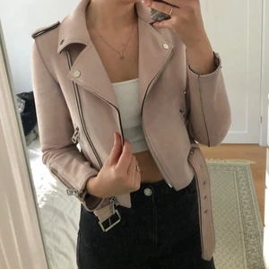 Rosa bikerjacka från Zara - Rosa bikerjacka från Zara i suede material. Den är storlek S men den skulle även passa XS som lite oversized!Den är i fint skick men den är lite missfärgad på ärmen som ni ser på tredje bilden. Priset inkluderar frakt! 🥰