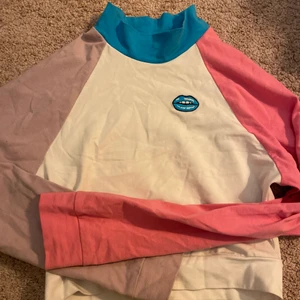 En tröja från dollystyle!!  - Köpt från deras shop (dollystyle) !!! Använd men inte gått runt med den ute så jättemycket! Denna tröja är lång ärmad & också magtröja!! <33 kontakta om ni tyckte den var fin eller så! Ps tyvärr så står det INGEN storlek i denna! Jättekonstigt! 