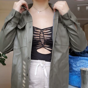 Läderkappa/jacka - Militärgrön läderjacka från misguided med tightare fit <3