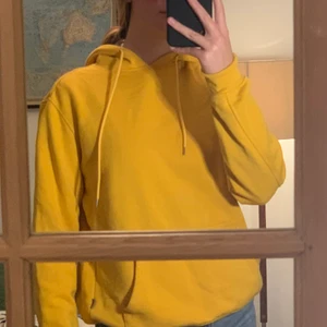 Gul hoodie  - Superskön hoodie köpt på Carlings. Välanvänd men i mycket bra skick. Igentligen herr modell men skulle säga att den är unisex.