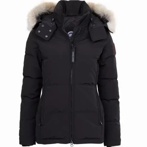 Canada Goose Jacka  - Säljer denna jackan pga slitage vid armarna men det syns inte när jackan är på,  men också för att den är för liten 💗 Pälsen är i god skick! Jackan är äkta!