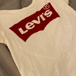 Levis th-shirt!!  - Använd. Inte smutsig eller något sånt! Funkar jättebra & är fin<3 <3 