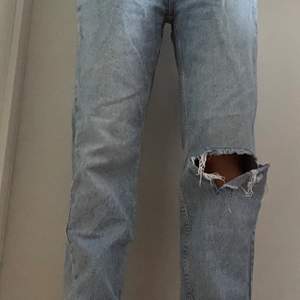 Säljer ett par snygg bershka demin jeans med hål på högra knät. De passar bra i längden på mig som är 160cm. I bra skick, säljer för att det  inte är min stil längre :) 