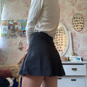 Svart Kjol  - Liten svart kjol ny köpt och aldrig använd. Säljes för att den är för liten. 