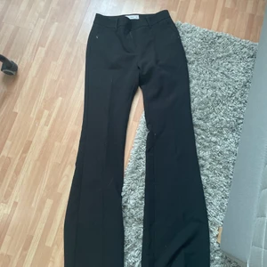 Kostymbyxor  - Säljer dessa långa lågmidjade svarta kostymbyxor köpta på mango för 800kr. Jag är 175 och dom är lite för långa på mig. Ljuset gör att dom ser gråa ut men dom är svarta!! Knappt använda pga för små. Pris kan diskuteras🙏🏻🙏🏻