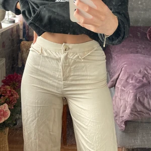 Linnebyxor  - Beiga långa linnebyxor från Bershka i strl 34. Som ni ser är dom helt oanvända & prislappen finns kvar. Jag är 175 & dom e perfekt längd på mig☺️☺️