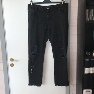 Mörkgråa C DENIM jeans med hål - Mörkgråa jeans med hål vid knäna och säkerhetsnålar. 🖤 Midjemått 50 cm. Står XXL men sitter mer som XL. Använda i mina emo dagar.