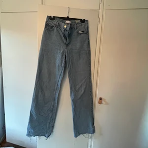Zara jeans  - Väldigt snygga jeans från zara. Endast använt den 2 ggr då de är för stora i midjan på mig. Storlek 38🥰⭐️🌸 säljer likadana i svart!