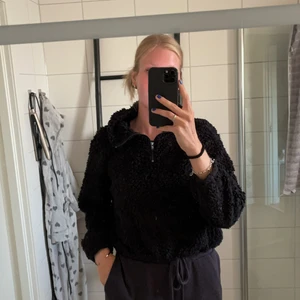 Lite kortare teddytröja - Lite kortare supermysig Teddy tröja med deakkedja vid halsen kommer från hm storlek s. Använd lite lagom mycket. Mysig nu till hösten. Priset går alltid att diskutera. Betalning sker alltid innan jag skickar. +frakt tillkommer😗💕😚