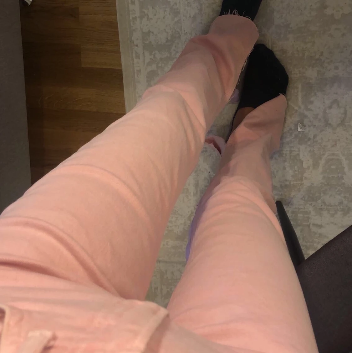 Rosa jeans med slits
