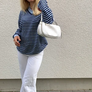 randig tröja  - Jättefin stickad mörkblå - ljusblå randig pullover/tröja i bra skick! Sitter snyggt oversized på modellen som har S, köparen står för frakten 🤎 