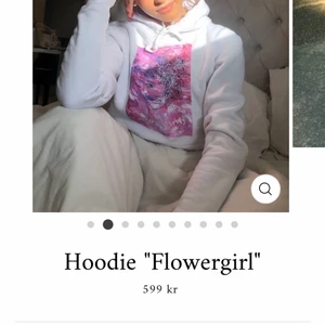 Hoodie med tryck - Svinsnygg Hoodie från the cool elephant!😍 storlek S men sitter som en XS. Älskar men tyvärr för liten för mig🥺 frakten ingår i priset därav lite dyrare❤️