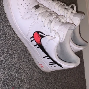 Custom air force 1 - Använt ett fåtal gånger. Storlek 43 kartongen finns kvar. Fortfarande i bra skick